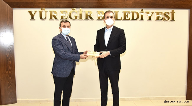 AK Parti Sözcüsü Ömer Çelik, Yüreğir Belediye Başkanı Fatih Mehmet Kocaispir'i ziyaret etti.