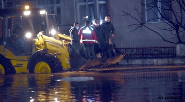 Babaeski’de dereler taştı, evlerde mahsur kalanlar kepçeyle kurtarıldı!