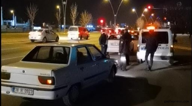 İki otomobil hırsızı çaldıkları araçla yakalandı!