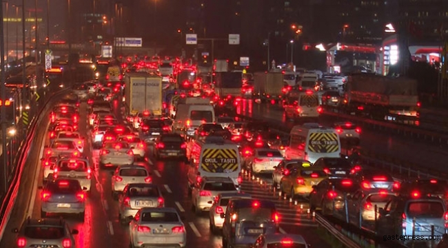 İstanbul'da iş çıkış saatlerinde trafik yoğunluğu!