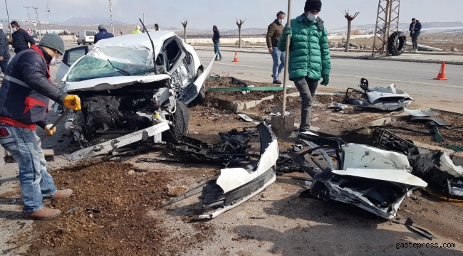 Kayseri'de iki otomobilin çarpıştığı kazada okul müdürü öldü, 3 kişi yaralandı!
