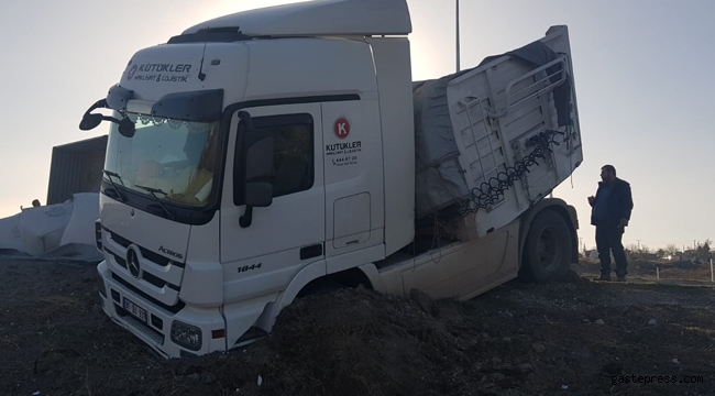 Kayseri'de, köpeğe çarpmamak için manevra yapan TIR devrildi!