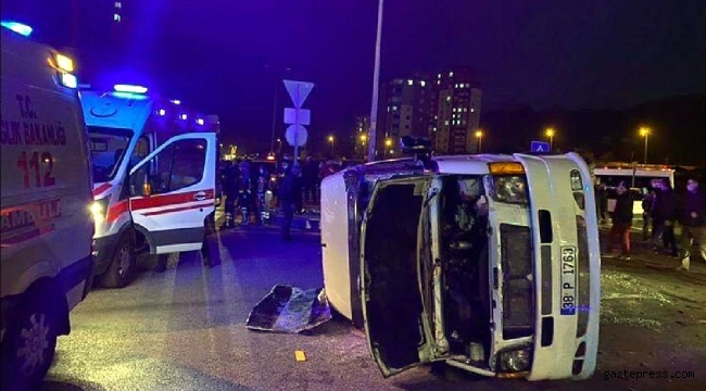 Otomobil ile işçileri taşıyan minibüsü çarpıştı: 7 yaralı!