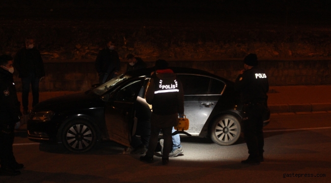 Polisin 'dur' ihtarına uymayan sürücü elindeki tabanca ile kazara kendini yaraladı!