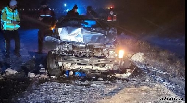 TIR ile otomobil çarpıştı: 4 yaralı