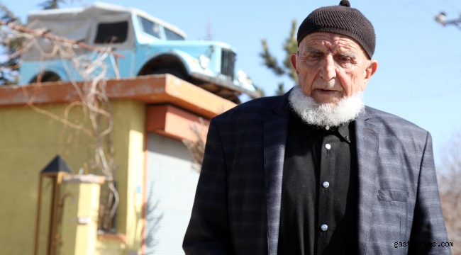 Yarım asırlık cipini, 18 yıldır garajın damında saklıyor
