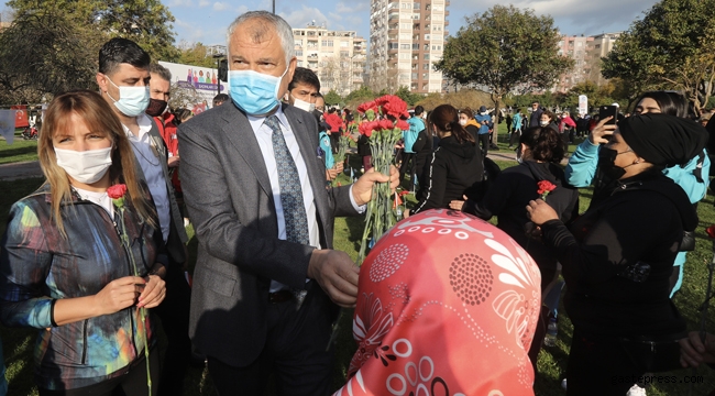 Adana'da Zeydan Karalar, 8 Mart’ta kadınlara verdiği çiçekleri, kadın girişimcilerden aldı!