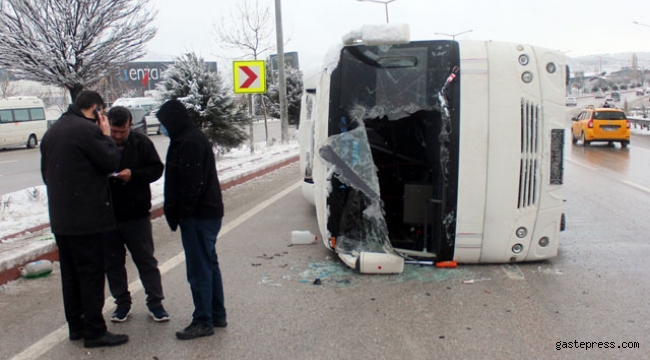Afyonkarahisar'da servis midibüsü devrildi: 10 yaralı
