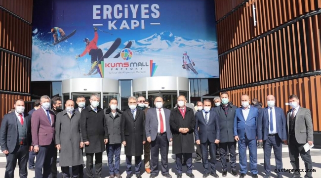 AK Parti Genel Başkan Yardımcısı Mehmet Özhaseki: “KUMSMALL Kayseri mobilyasının vitrini olmuş” 