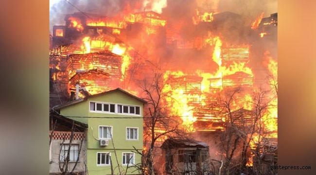 Artvin’de köyde yangın; 50’ye yakın ev alevlere teslim oldu!