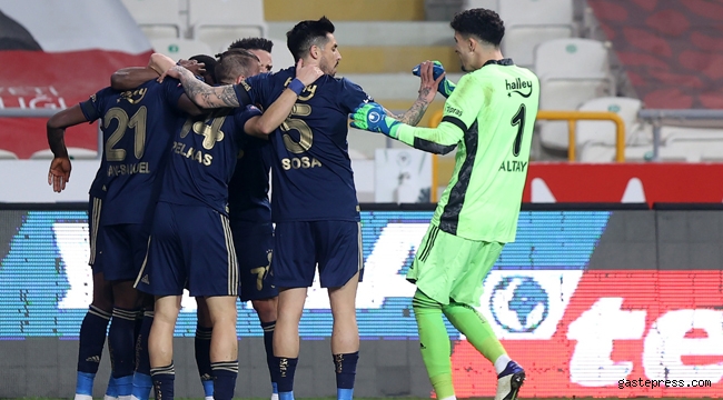 Fenerbahçe, Konya'da 3 puanı 3 golle aldı!