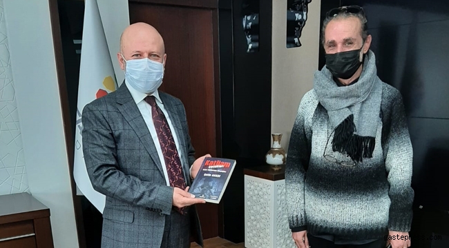 Gazeteci Yazar Çetin Agaşe son kitabını Kocasinan Belediye Başkanı Çolakbayrakdar için imzaladı!
