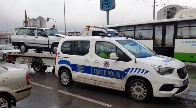 Kayseri'de otomobil ile halk otobüsü çarpıştı: 7 yaralı!