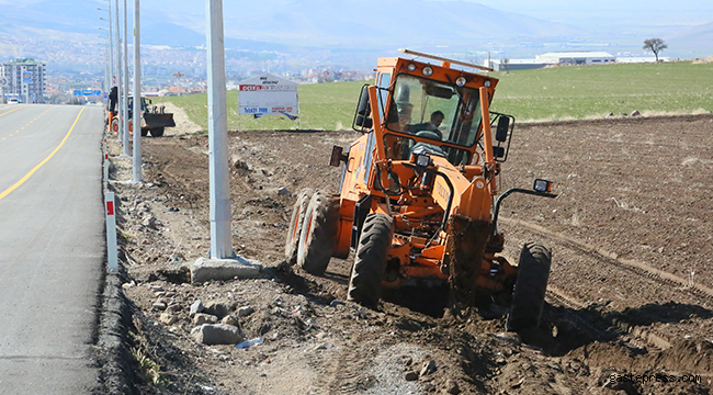 Kayseri Develi Belediyesi Erciyes Yolunun Ağaçlandırma Çalışmalarına Start Verdi!