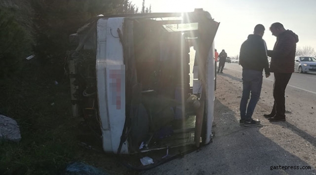 Lastiği patlayan yolcu otobüsü, su kanalına devrildi: 18 yaralı!