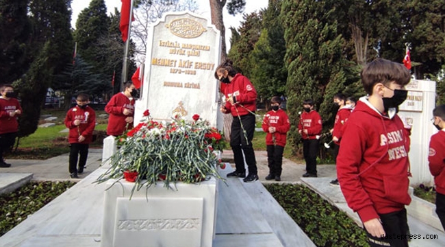 Mehmet Akif Ersoy, İstiklal Marşı'nın kabulünün 100'üncü yılında kabri başında anıldı!
