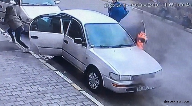 Park halindeki otomobil alev aldı, 2 kişi sona anda kurtuldu!