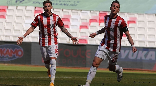 Sivasspor, Fatih Karagümrük'ü tek golle geçip 3 puanı aldı!