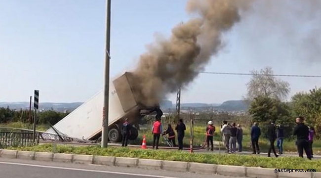 Şoförünün direksiyon başında uyuduğu TIR köprüden düştü!