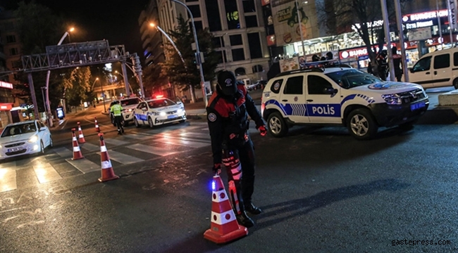 Yüksek ve çok yüksek riskli illerde 32 saat sürecek sokak kısıtlaması başladı!