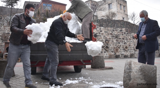 400 yıllık kuyular yazın buz gibi su için karla dolduruldu!