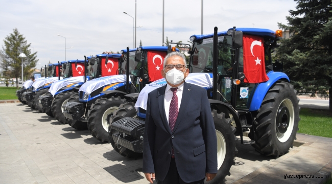 Başkan Büyükkılıç'tan 5 İlçeye 5 Traktör!