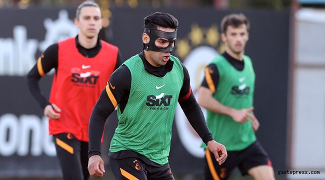 Galatasaray'ın yıldızı Falcao özel maskeyle antrenmana çıktı!