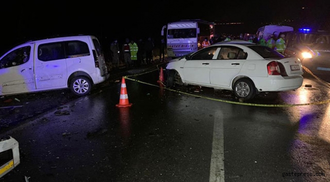 Gaziantep'te otomobil ile hafif ticari araç çarpıştı; 2 ölü, 10 yaralı!