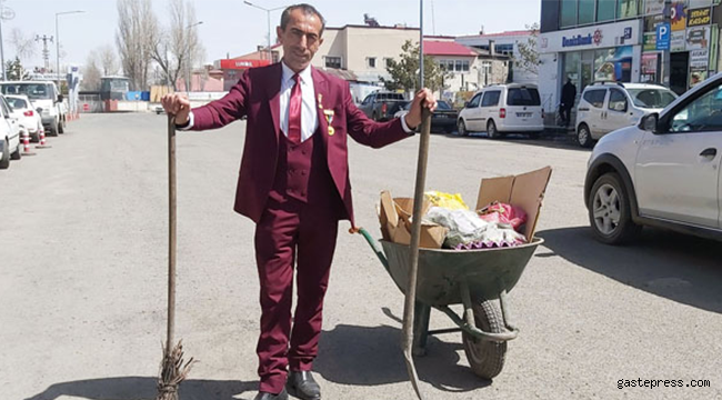 Göle'nin cadde ve sokaklarını 21 yıldır takım elbiseyle temizliyor!