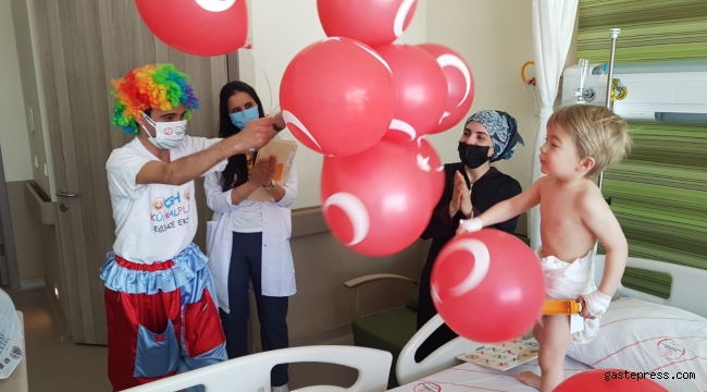 Hastanede tedavi gören çocuklara '23 Nisan' morali!
