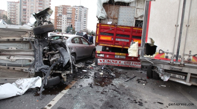 Kayseri'de 5 aracın karıştığı zincirleme kazada 3 yaralı!
