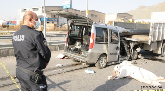 Kayseri'de, demir yüklü kamyonete çarpan hafif ticari araçtaki 2 kişi öldü!