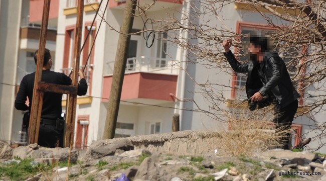 Kayseri'de, Eşini darp edip, boğazına bıçak dayayan genci polis ikna etti!