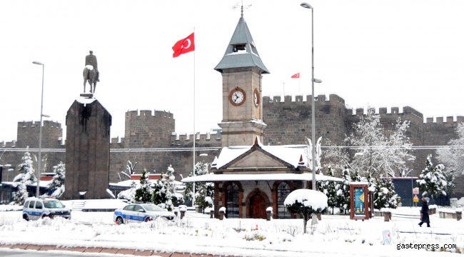 Kayseri'de kar yağışı; 60 mahalle yolu ulaşıma kapandı!