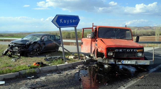 Kayseri'de otomobil ile kamyonet çarpıştı: 2 yaralı!