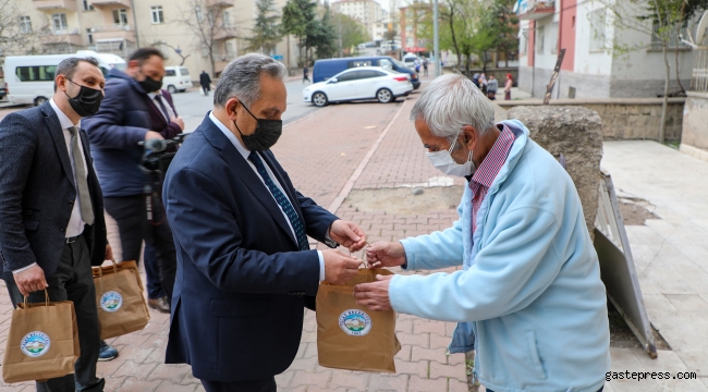 Kayseri Talas Belediye Başkanı Mustafa Yalçın'dan Tatlı İkramı!