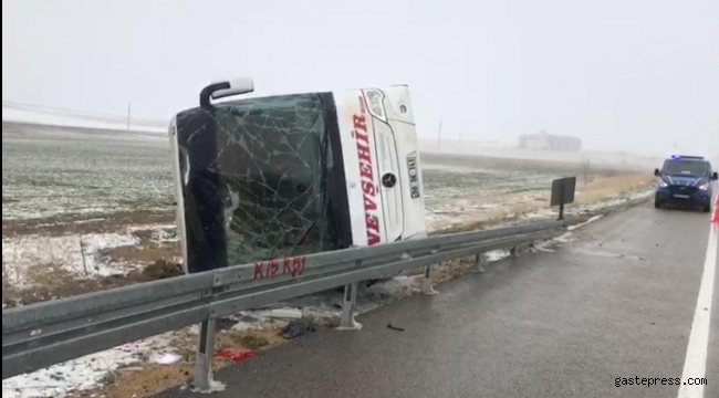 Kırşehir'de yolcu otobüsü devrildi: 13 yaralı!