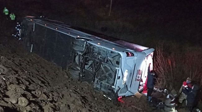 Sivas'ta yolcu otobüsü devrildi: 39 yaralı!