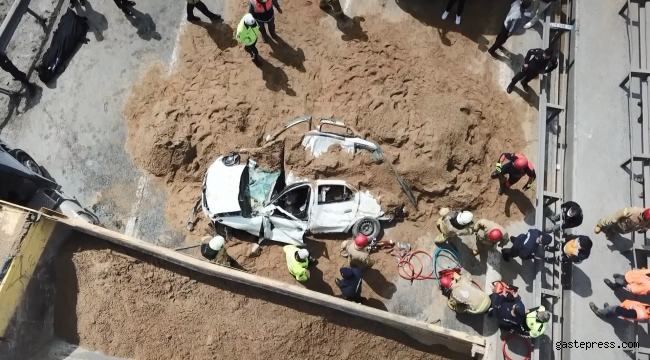 TEM Otoyolu'nda hafriyat kamyonu otomobilin üzerine devrildi: 1 ölü!