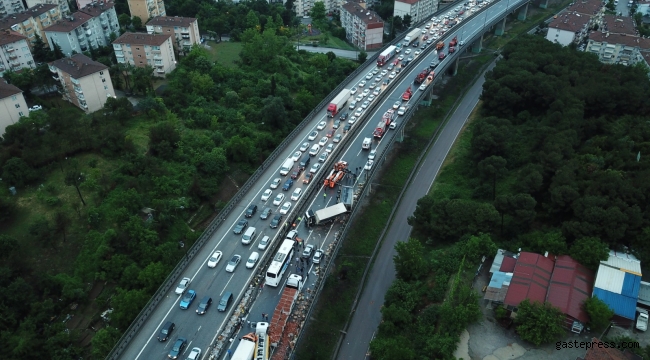 24 araç çarpıştı: 21 yaralı!