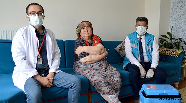 91 Yaşındaki Raziye Nineye Covid-19 Aşısı Evinde Yapıldı!