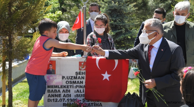 Başkan Büyükkılıç, Arife Gününde Şehitlikleri Ziyaret Etti!