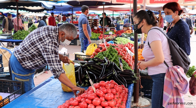 Diliyle parmaklarını ıslatarak poşetleri açan pazarcıya cezası! 