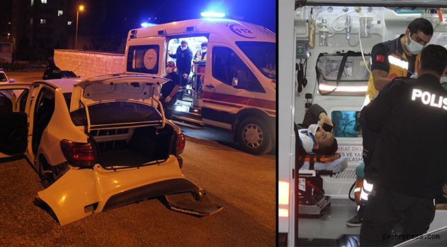 'Dur' ihtarına uymayan otomobilin sürücüsü kaldırıma çarptı!