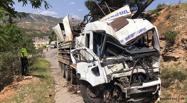 Freni boşalan kamyon 3 araca çarptı!