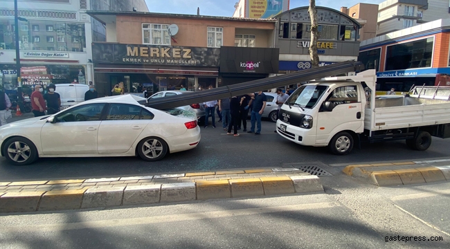 İstanbul Çekmeköy'de demir çubuklar otomobile saplandı!