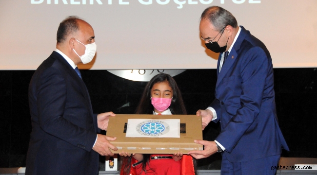 İstiklal Marşını güzel okuyan öğrencilere ödülleri verildi!