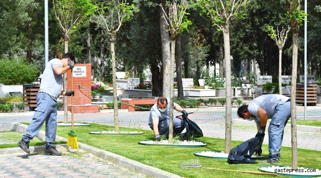 İzmir'de, mezarlıklar bayram sonrasına hazırlanıyor!