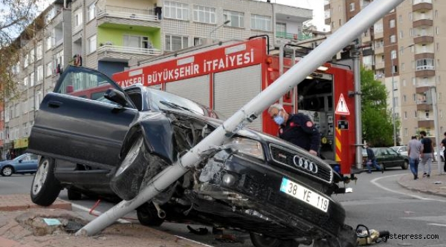 Kayseri'de iki otomobilin çarpıştığı kaza kamerada; 3 yaralı!
