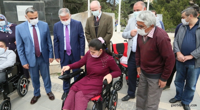 Kayseri Develi'de engelli 35 aileye bayram hediyesi